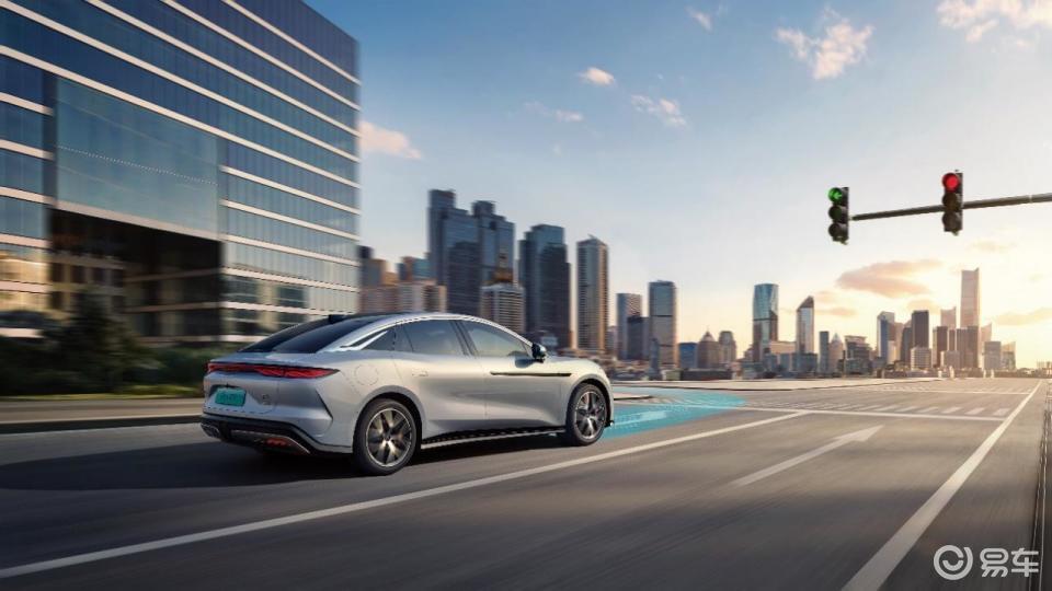 年轻人的第一台旗舰轿车,比亚迪汉L起售价20.98万元