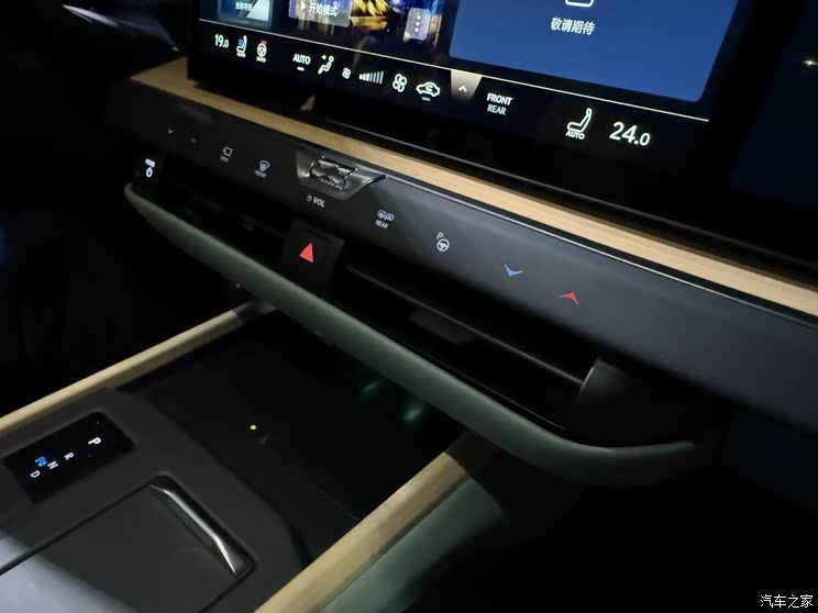 全新雷克萨斯ES实车内饰亮相 “理想”风格双大屏 界面很时尚