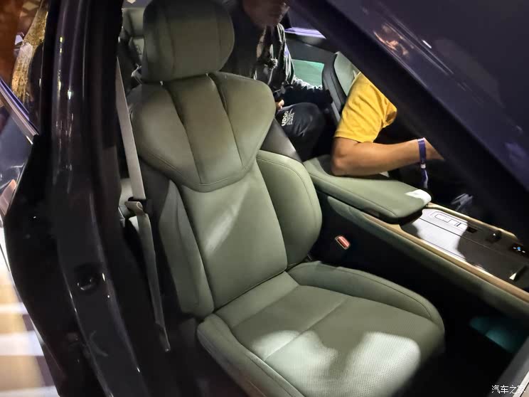 全新雷克萨斯ES实车内饰亮相 “理想”风格双大屏 界面很时尚