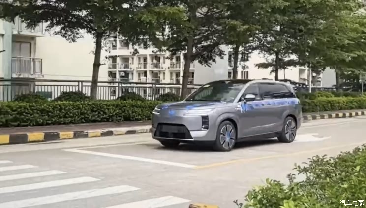 定位大型SUV/将与腾势N9车型组成双子星 腾势N8L路试谍照曝光