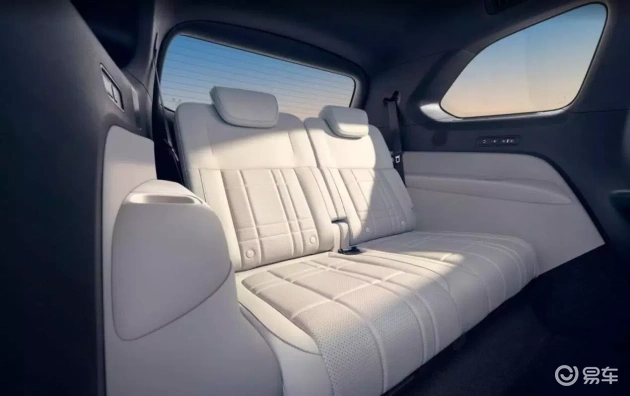 问界M8 vs 深蓝S09:谁的价值高出6万