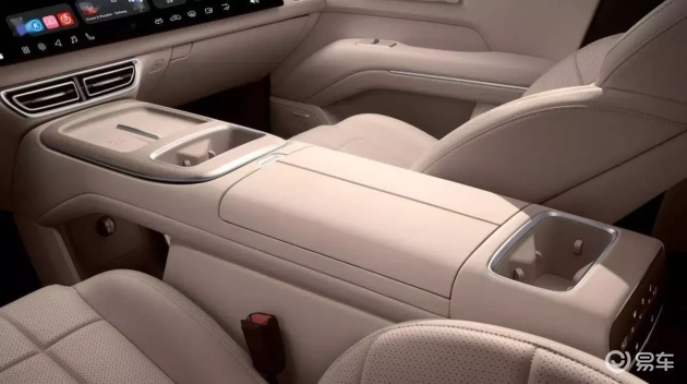 问界M8 vs 深蓝S09:谁的价值高出6万