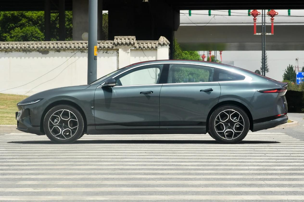 央企背书的长安启源A07不止定位比秦L EV高一级