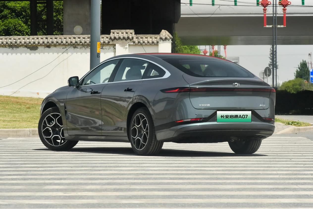 央企背书的长安启源A07不止定位比秦L EV高一级