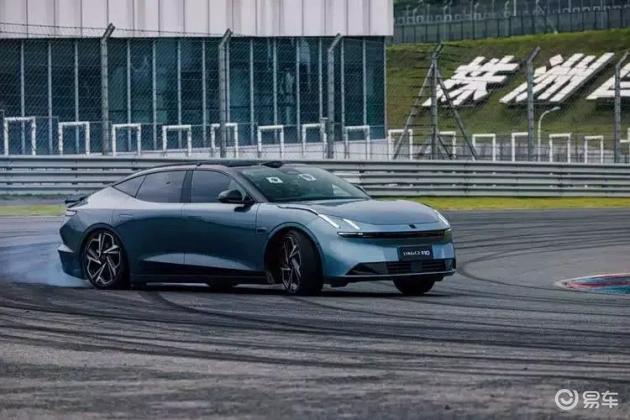 国产电轿Z10实测:140km/h高速过弯挑战成功