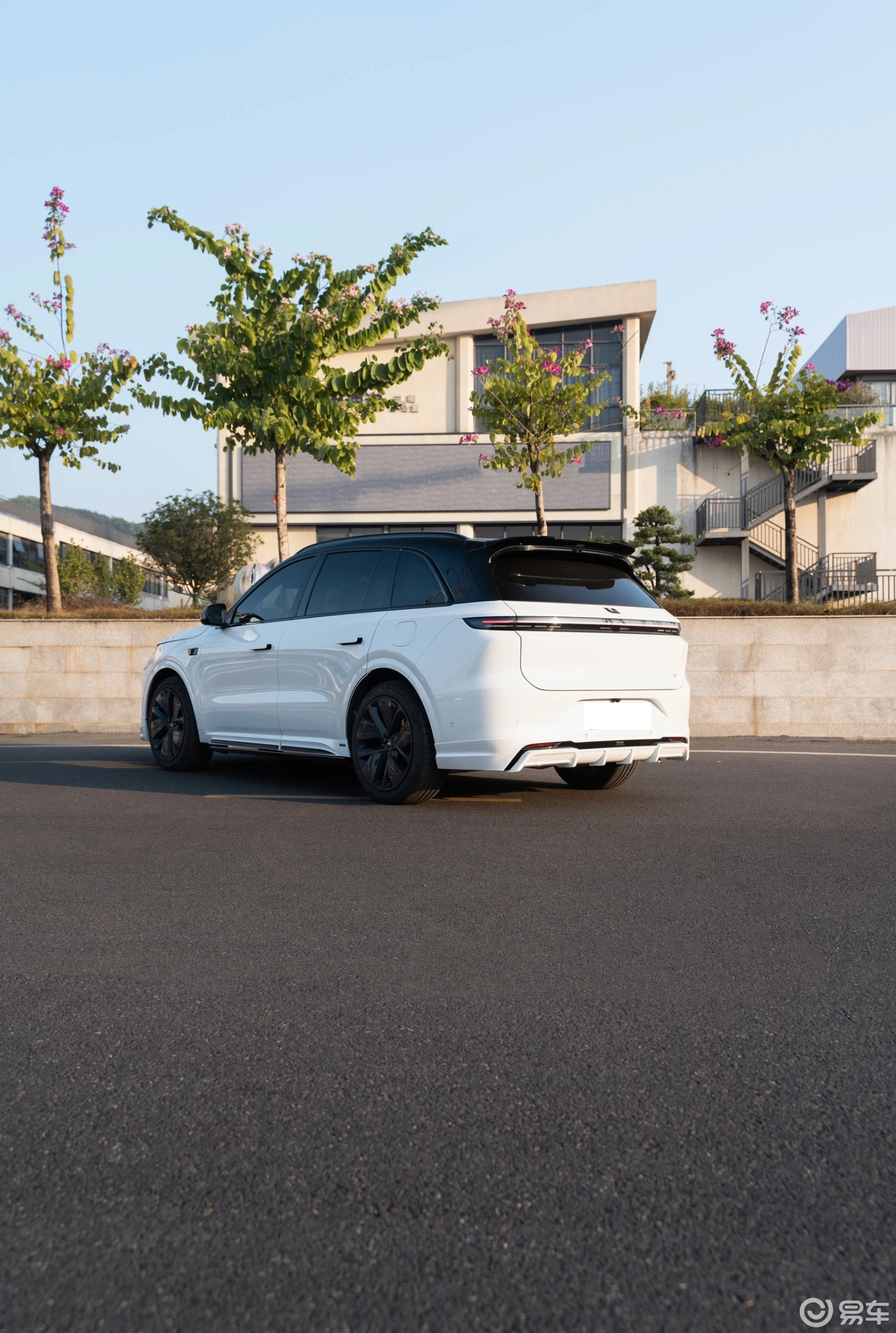 理想 L6 改装 | 珍珠白幻夜包围,颜值战力双飙升