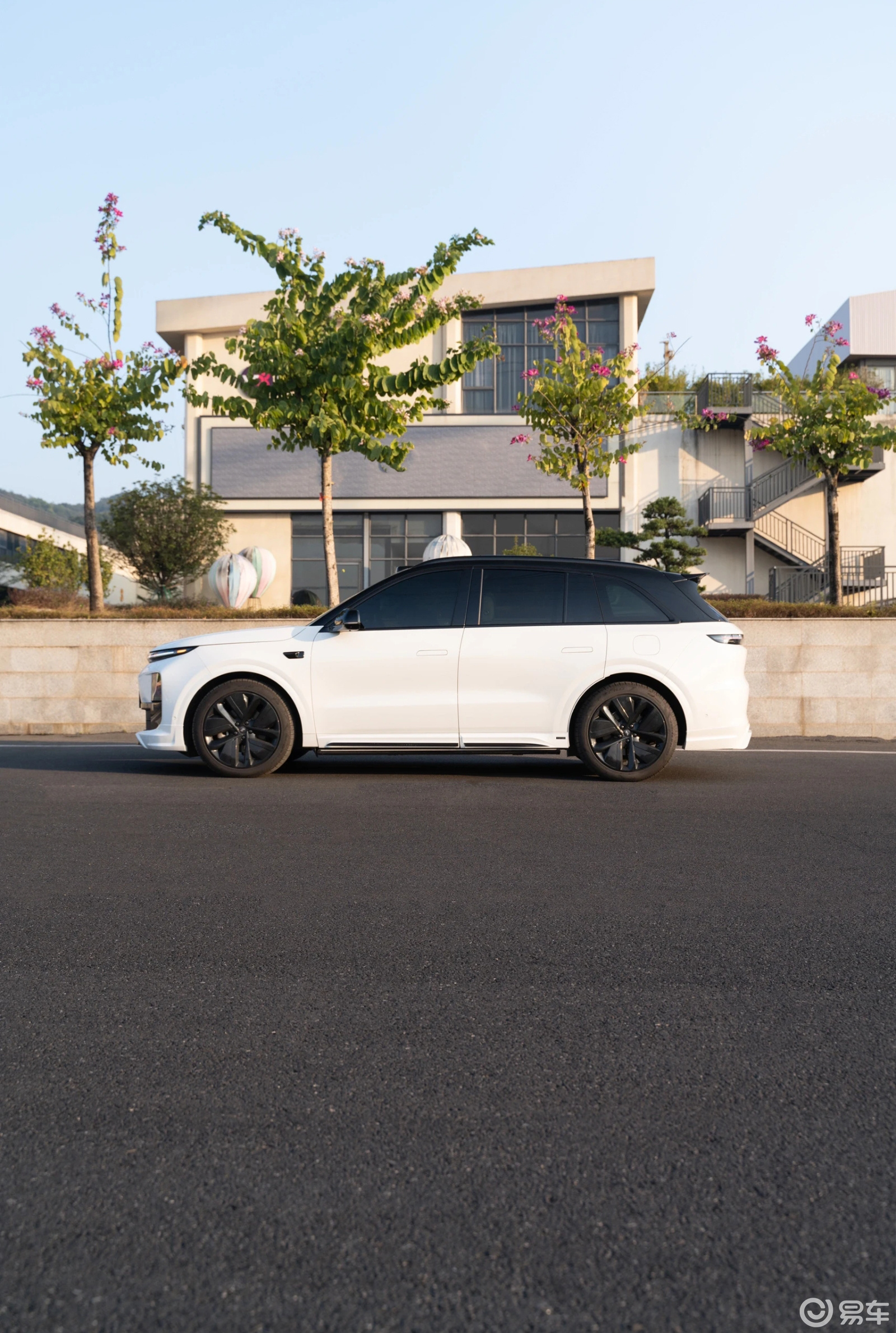 理想 L6 改装 | 珍珠白幻夜包围,颜值战力双飙升