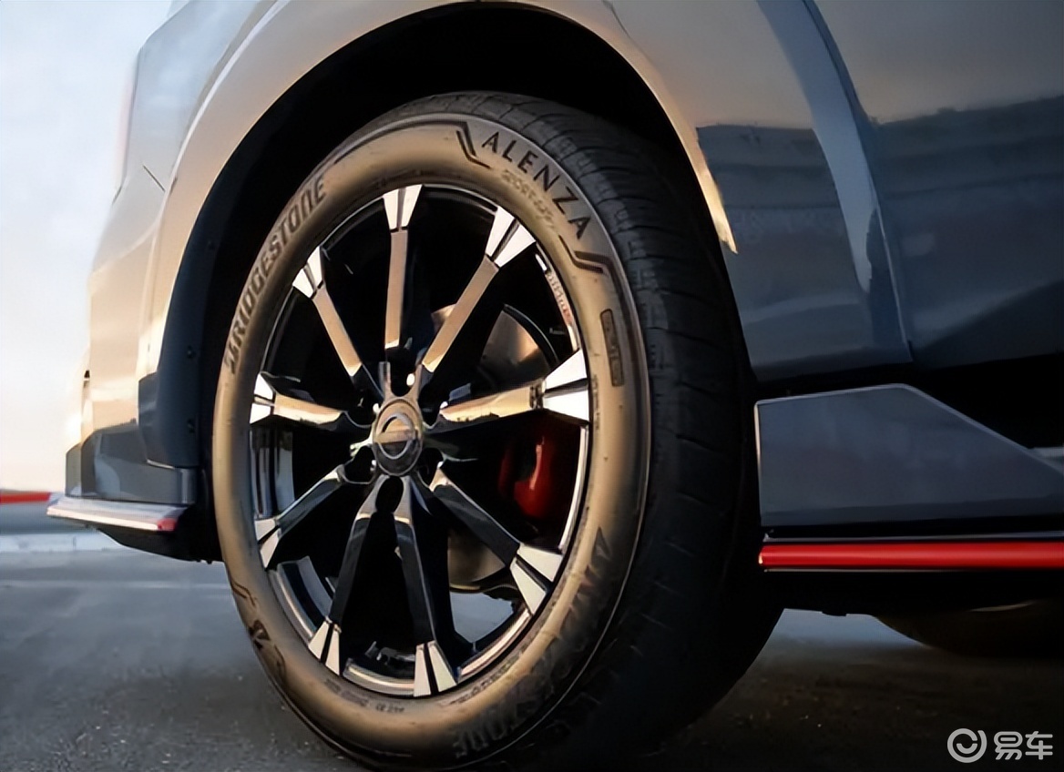 配9AT+红色战袍!全新途乐Nismo离地间隙244mm