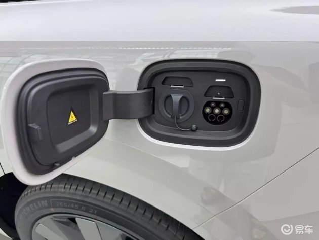 比较Model Y L与理想i8 6座版,价格差800元,如何选择