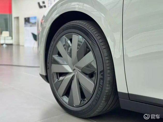比较Model Y L与理想i8 6座版,价格差800元,如何选择