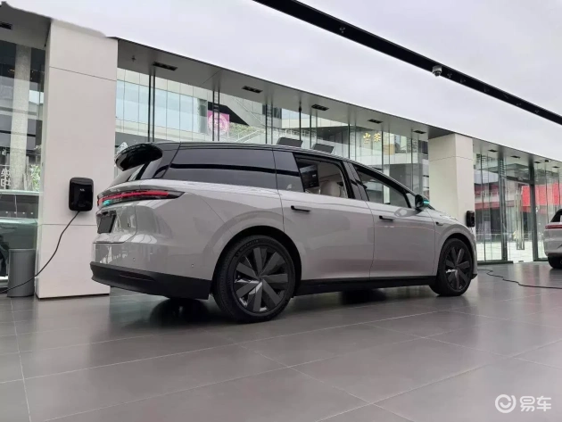 比较Model Y L与理想i8 6座版,价格差800元,如何选择