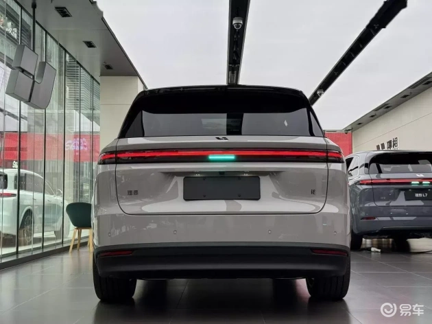 比较Model Y L与理想i8 6座版,价格差800元,如何选择
