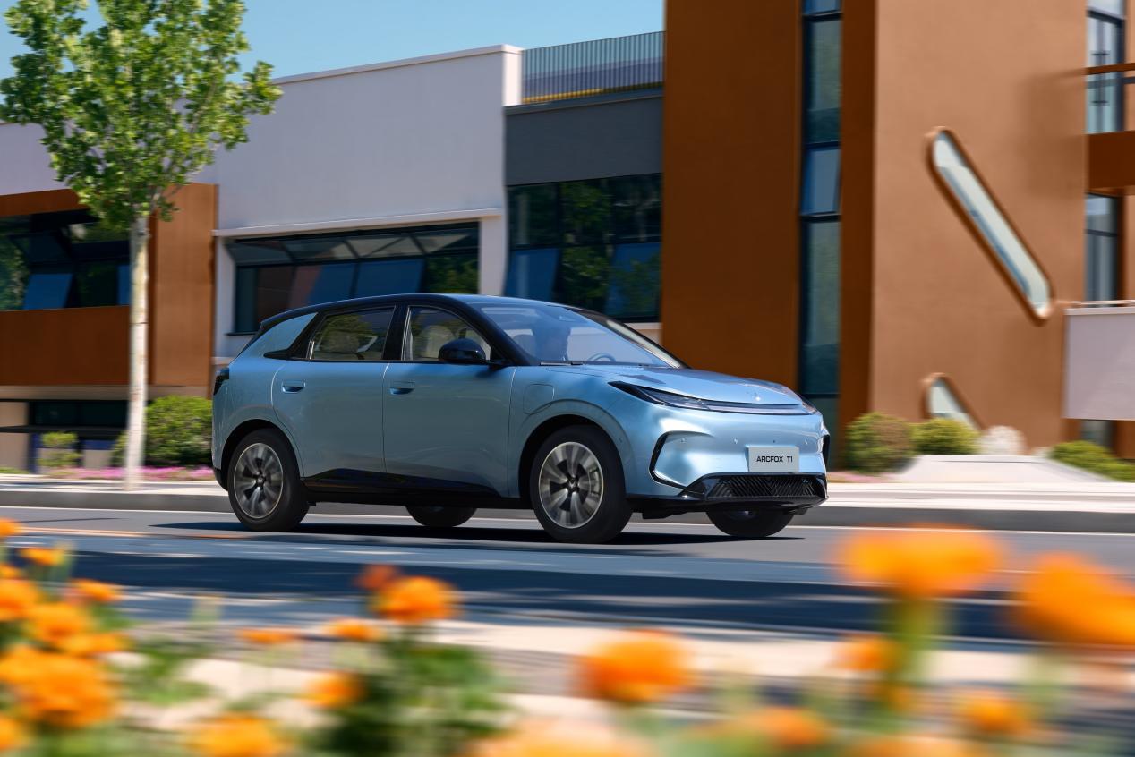 预售6.88万起,北极星架构赋能,极狐T1续航达425km