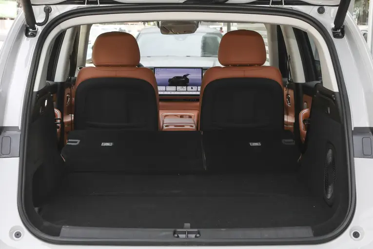 年底购车看零跑C10:销量火爆+全球品质+家庭舒享