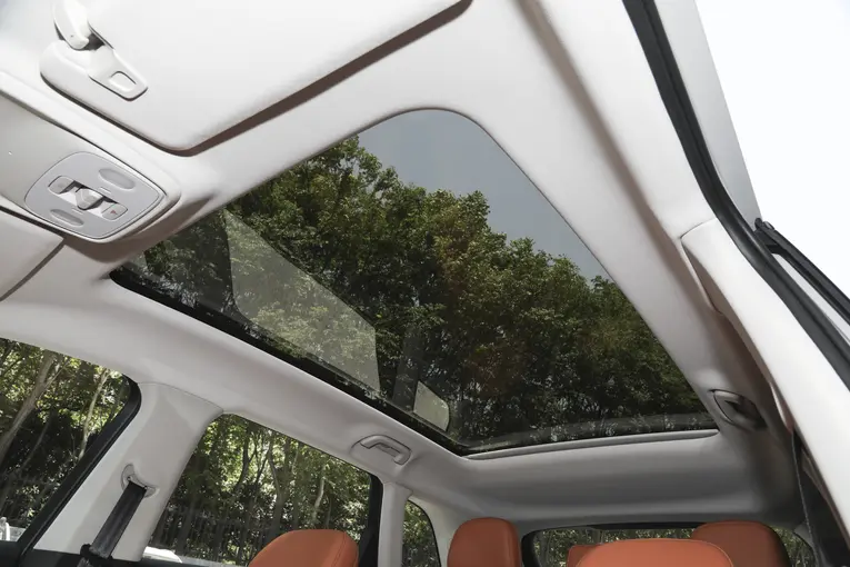 年底购车看零跑C10:销量火爆+全球品质+家庭舒享