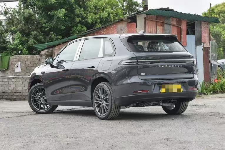 年底购车看零跑C10:销量火爆+全球品质+家庭舒享