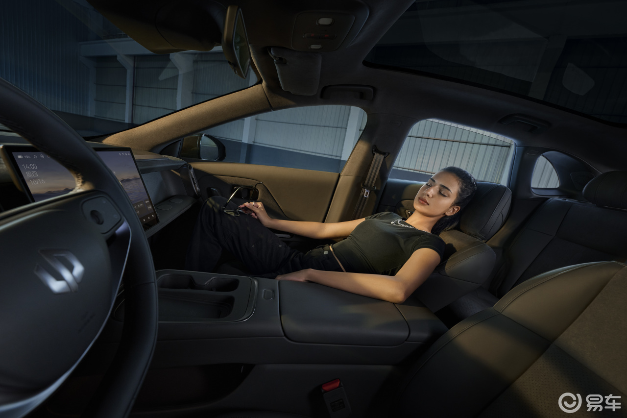 10.58万起预售!纯电轿跑也“卷”起,Z世代个性选择