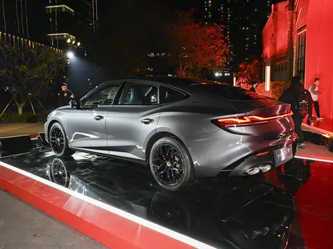 名爵全新轿跑上市！限时11.69万起，低趴动感外观，搭载2.0T+9AT