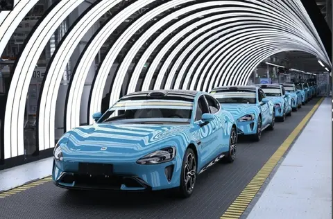 雷军今年第四次直播，继续聊热门事件，是底气十足，还是焦虑不小